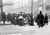 Downtown Chicago shoppers in 1908!